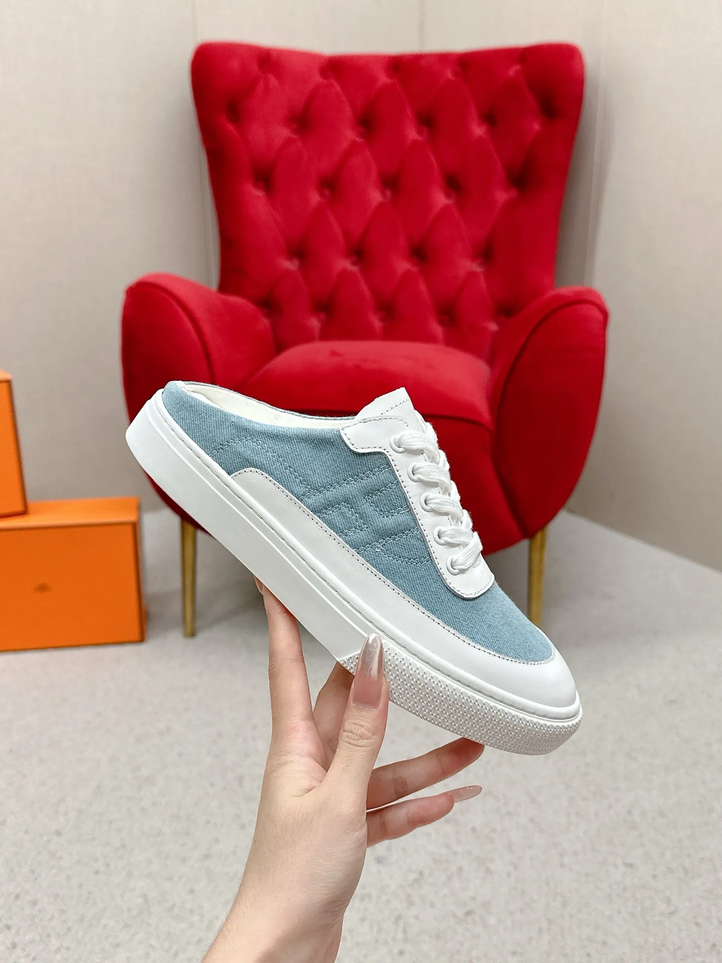 👟👟Ex-factory price 580👟👟 Men's size +10 [HERMES] H-lace slip-on sneakers, sneakers with empty back, white shoes, casual slippers and half-drags. 👉The craftsmanship is exquisite, and new products are released at the counter at the same time. Every detail of the shoes is made with special care, which is quite eye-catching. The elegant splicing elements highlight the good temperament! 🔻Fashionable fly woven lace-up method adds a casual atmosphere and exquisite lines, which can better reflect the family-style design language and intersperse exquisite lines. ✨✨The upper is made of imported cow suede/imported canvas, the lining is made of imported mixed sheepskin, and the original custom-made rubber outsole. 🐎Size: 35-40 for women, 39-44 for men (41 for women, 45 for men, can be customized, non-refundable)